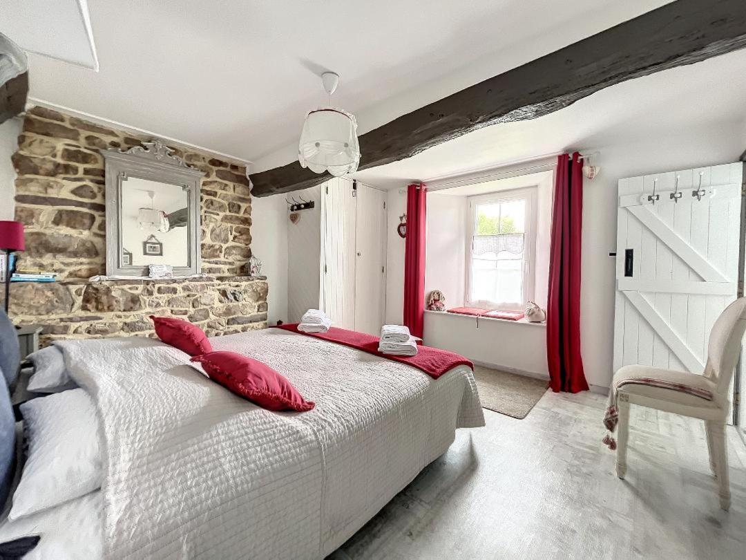 Chambres D'Hotes La Clef Des Champs Montpinchon Екстериор снимка